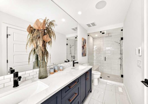 1703 31 Avenue Sw, Calgary, AB - Indoor Photo Showing Bathroom