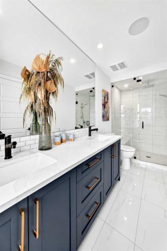 1703 31 Avenue Sw, Calgary, AB - Indoor Photo Showing Bathroom
