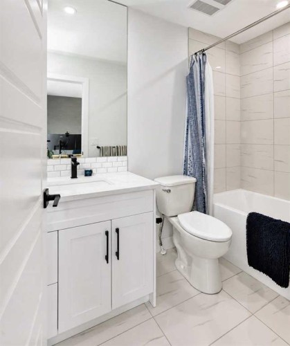 1703 31 Avenue Sw, Calgary, AB - Indoor Photo Showing Bathroom