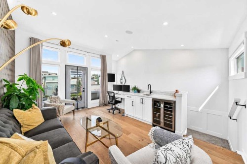 1703 31 Avenue Sw, Calgary, AB - Indoor Photo Showing Living Room