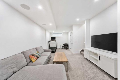 1703 31 Avenue Sw, Calgary, AB - Indoor Photo Showing Living Room
