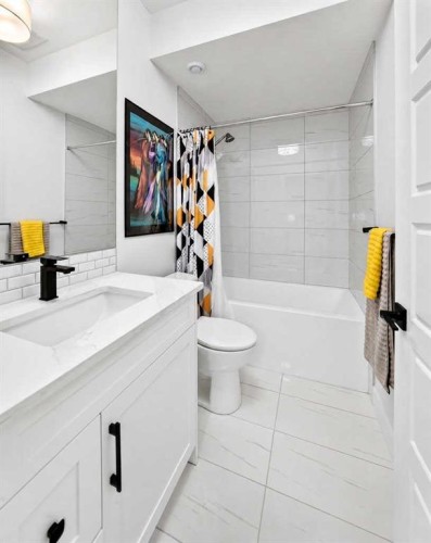 1703 31 Avenue Sw, Calgary, AB - Indoor Photo Showing Bathroom