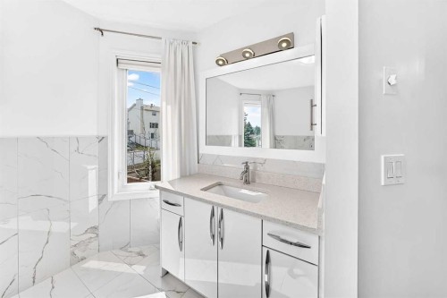 147 Macewan Drive Nw, Calgary, AB - Indoor Photo Showing Bathroom