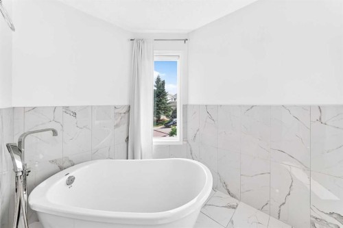 147 Macewan Drive Nw, Calgary, AB - Indoor Photo Showing Bathroom