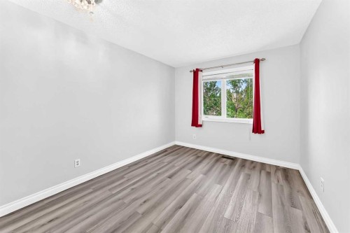 147 Macewan Drive Nw, Calgary, AB - Indoor Photo Showing Other Room