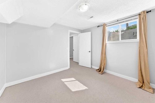 147 Macewan Drive Nw, Calgary, AB - Indoor Photo Showing Other Room