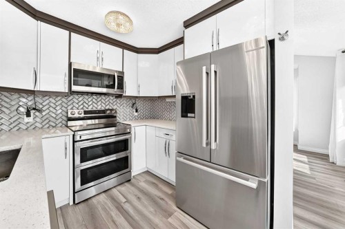 147 Macewan Drive Nw, Calgary, AB - Indoor Photo Showing Kitchen With Upgraded Kitchen