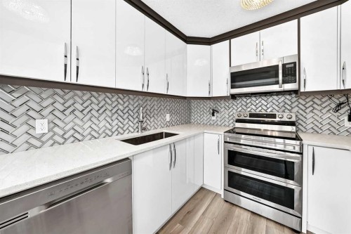 147 Macewan Drive Nw, Calgary, AB - Indoor Photo Showing Kitchen With Upgraded Kitchen