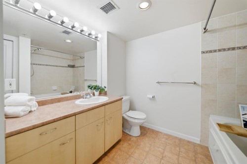 804-804 3 Avenue Sw, Calgary, AB - Indoor Photo Showing Bathroom