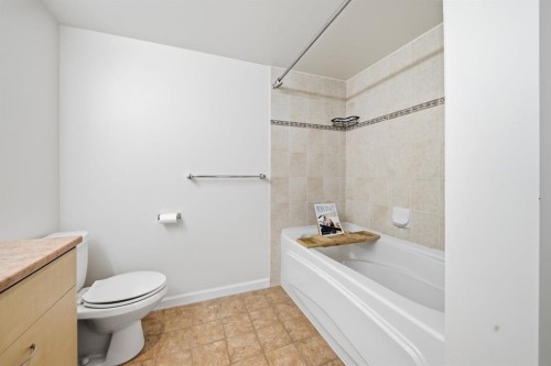 804-804 3 Avenue Sw, Calgary, AB - Indoor Photo Showing Bathroom