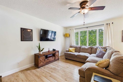 936 Windsong Drive Sw, Airdrie, AB - Indoor Photo Showing Living Room