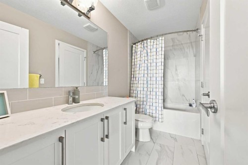 320-8530 8A Avenue Sw, Calgary, AB - Indoor Photo Showing Bathroom