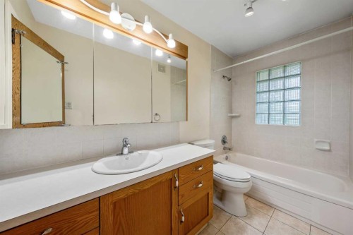 2720 32 Avenue Sw, Calgary, AB - Indoor Photo Showing Bathroom