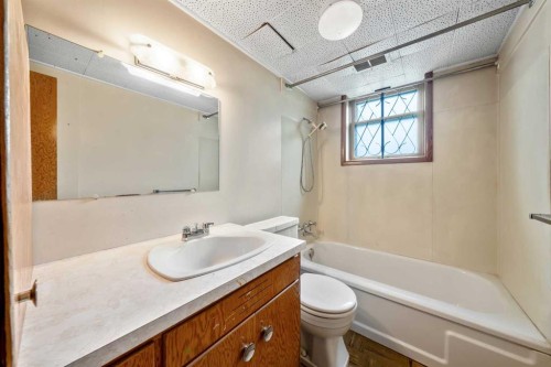 2720 32 Avenue Sw, Calgary, AB - Indoor Photo Showing Bathroom
