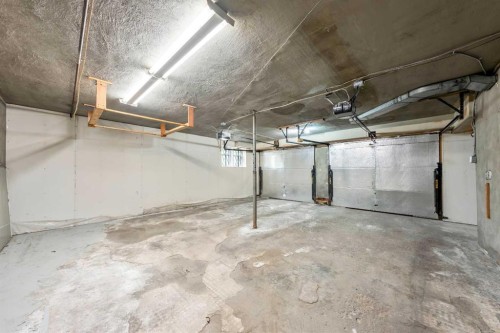 2720 32 Avenue Sw, Calgary, AB - Indoor Photo Showing Garage