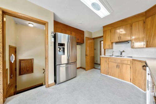 2720 32 Avenue Sw, Calgary, AB - Indoor Photo Showing Kitchen With Double Sink