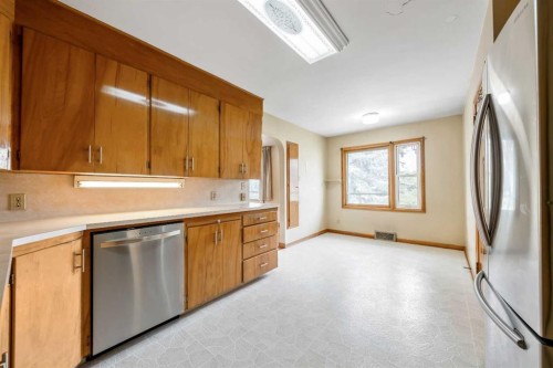 2720 32 Avenue Sw, Calgary, AB - Indoor Photo Showing Kitchen