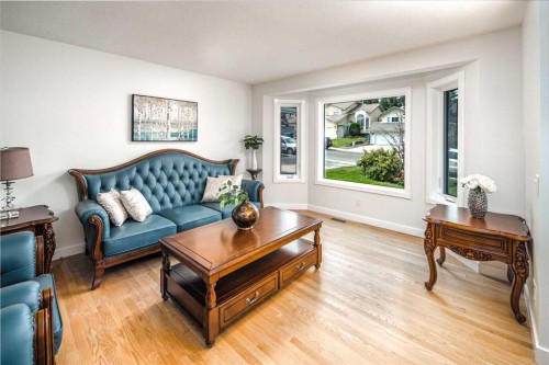 2612 Signal Hill Drive Sw, Calgary, AB - Indoor Photo Showing Living Room
