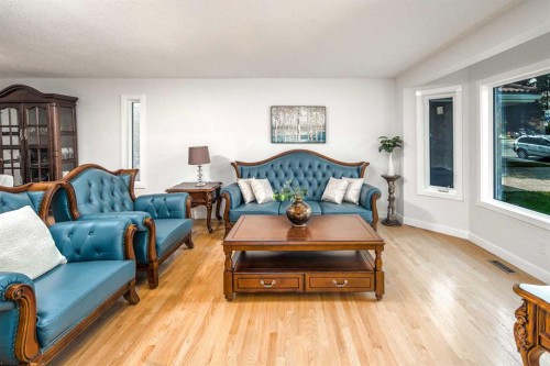 2612 Signal Hill Drive Sw, Calgary, AB - Indoor Photo Showing Living Room