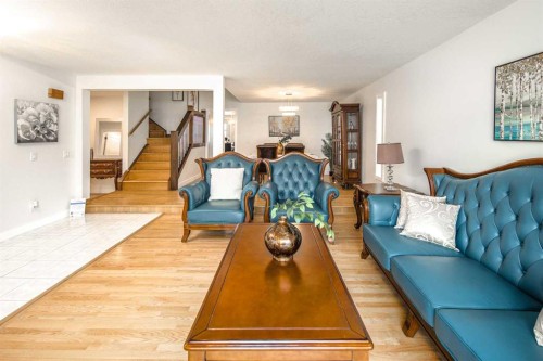 2612 Signal Hill Drive Sw, Calgary, AB - Indoor Photo Showing Living Room