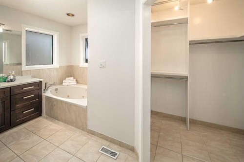 2612 Signal Hill Drive Sw, Calgary, AB - Indoor Photo Showing Bathroom