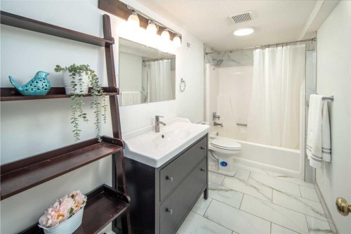 2612 Signal Hill Drive Sw, Calgary, AB - Indoor Photo Showing Bathroom