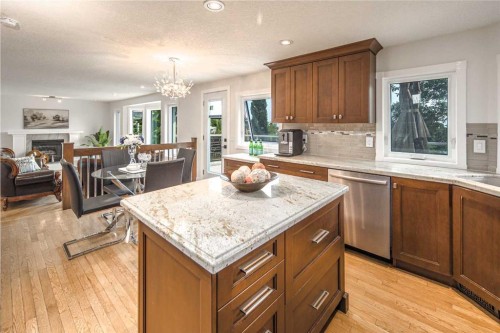 2612 Signal Hill Drive Sw, Calgary, AB - Indoor Photo Showing Kitchen