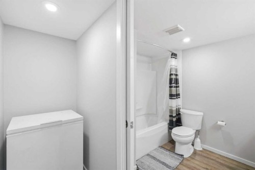 26 Copperpond Place Se, Calgary, AB - Indoor Photo Showing Bathroom