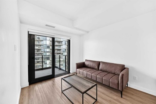 712-730 2 Avenue Sw, Calgary, AB - Indoor Photo Showing Living Room