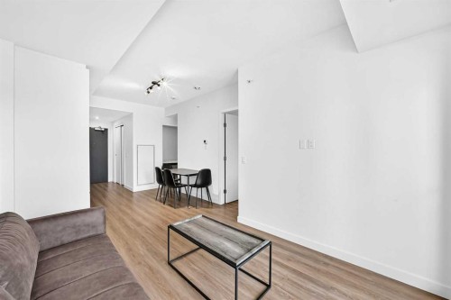 712-730 2 Avenue Sw, Calgary, AB - Indoor Photo Showing Living Room