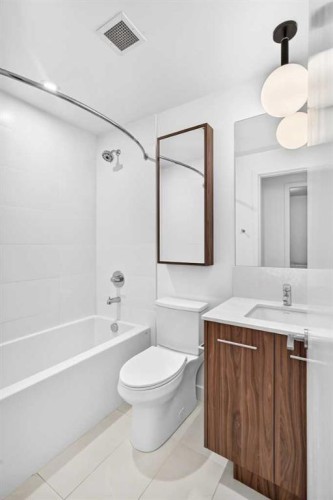 712-730 2 Avenue Sw, Calgary, AB - Indoor Photo Showing Bathroom