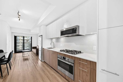 712-730 2 Avenue Sw, Calgary, AB - Indoor Photo Showing Kitchen With Upgraded Kitchen