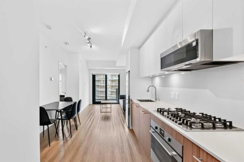 712-730 2 Avenue Sw, Calgary, AB - Indoor Photo Showing Kitchen With Upgraded Kitchen