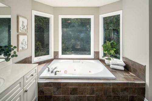 79 Hamptons Heights Nw, Calgary, AB - Indoor Photo Showing Bathroom