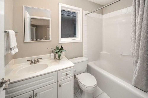 79 Hamptons Heights Nw, Calgary, AB - Indoor Photo Showing Bathroom