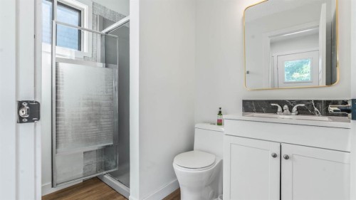 15 Taraglen Court Ne, Calgary, AB - Indoor Photo Showing Bathroom