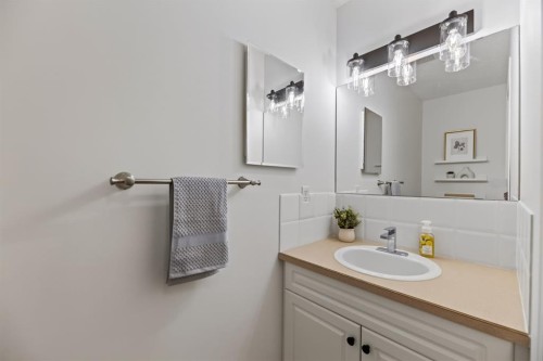 6202 Davis Place, Olds, AB - Indoor Photo Showing Bathroom