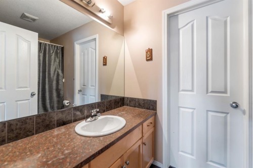 20 Saddlecrest Terrace Ne, Calgary, AB - Indoor Photo Showing Bathroom