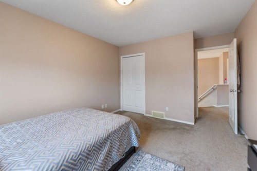 20 Saddlecrest Terrace Ne, Calgary, AB - Indoor Photo Showing Bedroom