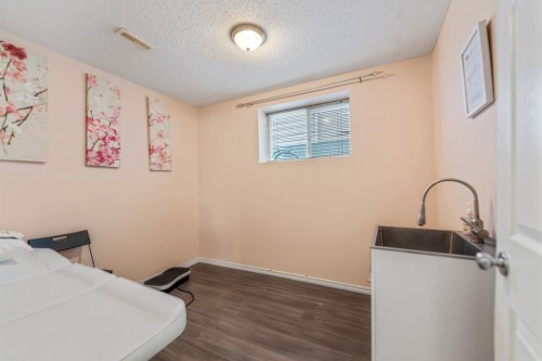 20 Saddlecrest Terrace Ne, Calgary, AB - Indoor Photo Showing Other Room