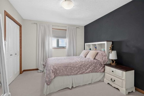 134 Schiller Crescent Nw, Calgary, AB - Indoor Photo Showing Bedroom