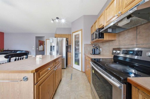 154 Saddleland Close Ne, Calgary, AB - Indoor Photo Showing Kitchen