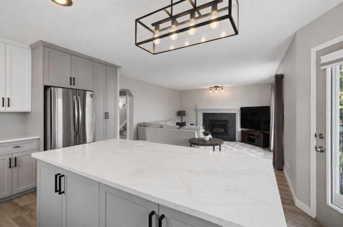 122 Sceptre Close Nw, Calgary, AB - Indoor Photo Showing Kitchen