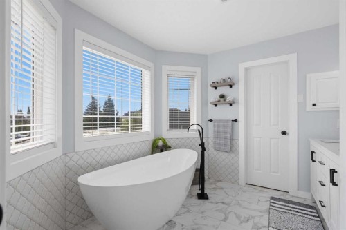 122 Sceptre Close Nw, Calgary, AB - Indoor Photo Showing Bathroom