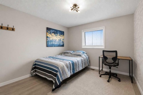 122 Sceptre Close Nw, Calgary, AB - Indoor Photo Showing Bedroom