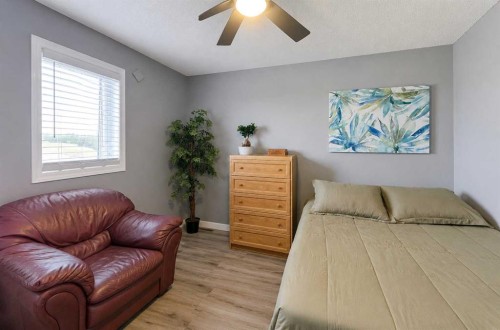 122 Sceptre Close Nw, Calgary, AB - Indoor Photo Showing Bedroom