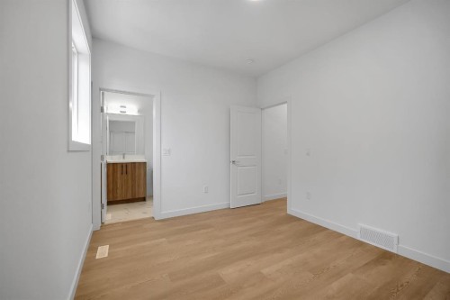 612 12 Avenue Ne, Calgary, AB - Indoor Photo Showing Other Room