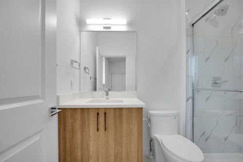612 12 Avenue Ne, Calgary, AB - Indoor Photo Showing Bathroom