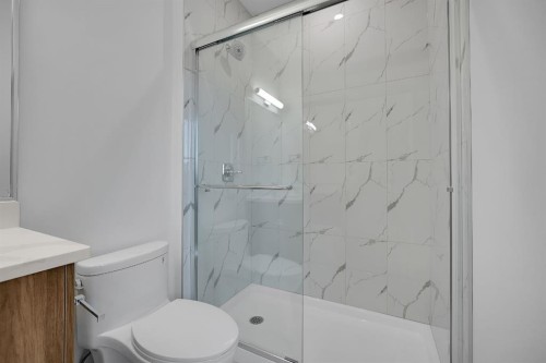 612 12 Avenue Ne, Calgary, AB - Indoor Photo Showing Bathroom