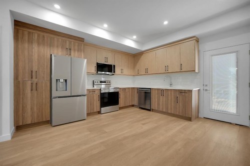 612 12 Avenue Ne, Calgary, AB - Indoor Photo Showing Kitchen
